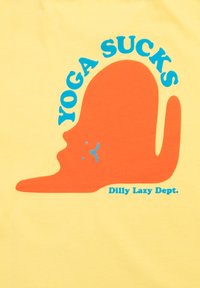 Žluté tričko s oranžovou, karikaturní tváří a modrým textem, který říká "YOGA SUCKS" a "Dilly Lazy Dept." pod ním.