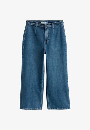 Modré džínsové nohavice s širokými nohavicami, doplnené o zodpovedajúci opasok, púzdra na opasok a predný zips na bielom pozadí.