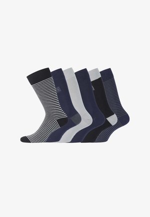 Cinq paires de chaussettes de couleurs sombres, y compris bleu marine et gris. Différents designs : rayures, unies et textures côtelées, avec des poignets contrastants.