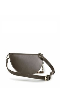 Bolso de media luna de cuero marrón con un acabado texturizado. Cuenta con una cadena y una correa desmontable, además de un cierre de cremallera. No presenta detalles visibles de herrajes.