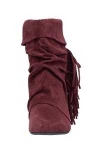 Donkerrode suède enkellaars met een nonchalant ontwerp, een gestructureerd oppervlak en franjes aan de zijkant. Heeft een ronde neus en een platte zool.