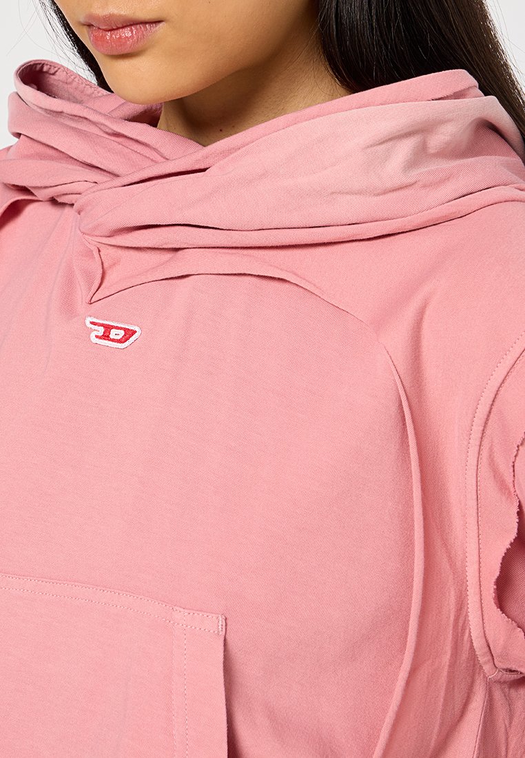 Rosa Baumwollkapuzenpullover mit drapiertem Kragen, kurzen Ärmeln und einer Fronttasche. Der Stoff erscheint weich mit glatter Textur und Logodetail.