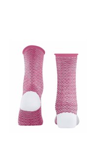 Różowe i białe skarpetki z wzorem w jodełkę. Wykonane z teksturowanej tkaniny, z jednolitą białą częścią stopy i wyściełaną podeszwą.