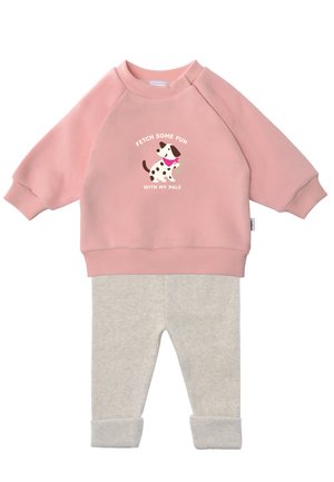 Rosa Langarm-Sweatshirt mit einem Hunde-Motiv und dem Text "Hol dir Spaß mit meinen Freunden", kombiniert mit hellgrauen Hosen für Kleinkinder.
