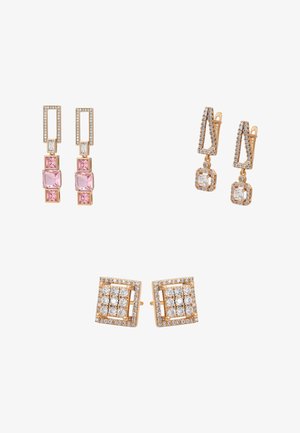 Tre par guldsmykker: et med pink og klare sten i rektangulært design, et med klare sten i trekantet hængende design, og en firkantet ørestik med klare sten.