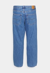 Ljusblå denimjeans med rak passform, medelhög midja och synlig sömnad. Två bakfickor med Levi's-logotyp på midjebandet.