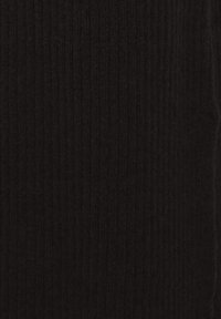 Tissu tricoté noir à côtes, présentant de fines lignes verticales et une texture douce. La couleur est uniforme sans motifs ni accents visibles.