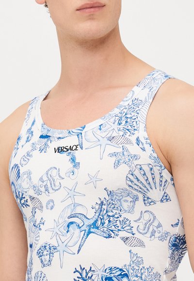 Weißes Tanktop mit blauen Illustrationen von Muscheln, Seesternen und Korallen sowie einem schwarzen "VERSACE"-Logo auf der Brust.