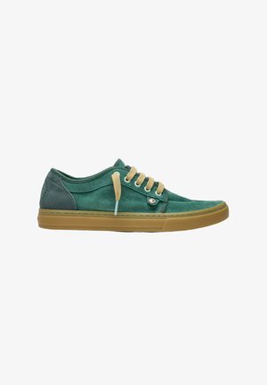 Zapatilla baja de ante verde con cordones beige y suela de goma marrón clara mostrada de lado sobre un fondo blanco.
