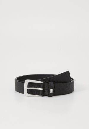 Ceinture en cuir noir avec une finition texturée, dotée d'une boucle en métal argenté et d'une boucle lisse pour le réglage.