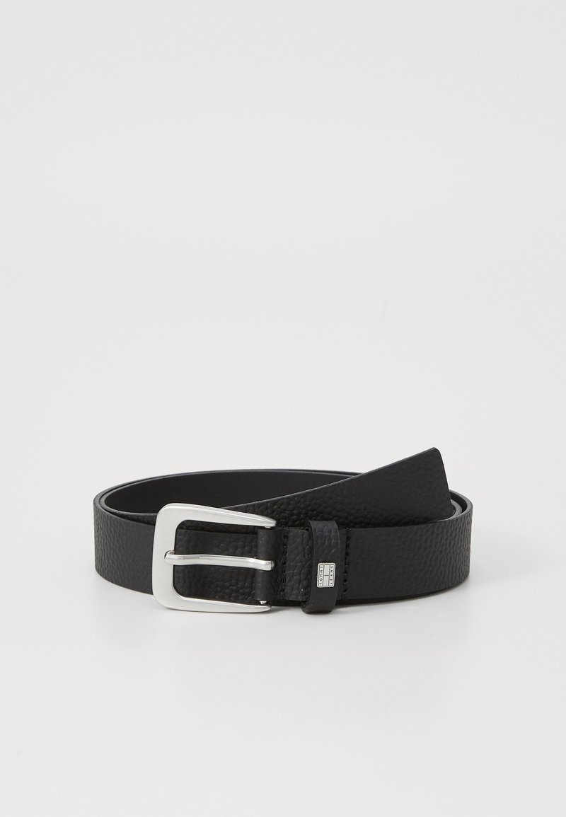 Ceinture en cuir noir avec une finition texturée, dotée d'une boucle en métal argenté et d'une boucle lisse pour le réglage.