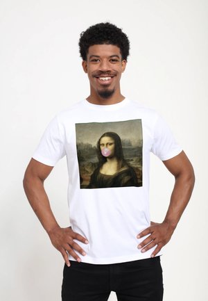 Weißes Baumwoll-T-Shirt mit einem großen Druck der Mona Lisa, die Kaugummi kauend dargestellt ist. Das Design hat einen rechteckigen Rahmen um das Kunstwerk.