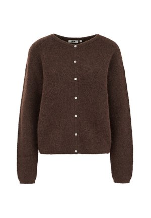 Brauner, fusseliger Strickcardigan mit langen Ärmeln und kleinen weißen Knöpfen auf der Vorderseite, mit einem runden Halsausschnitt.