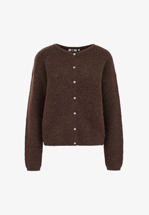 Brauner, fusseliger Strickcardigan mit langen Ärmeln und kleinen weißen Knöpfen auf der Vorderseite, mit einem runden Halsausschnitt.