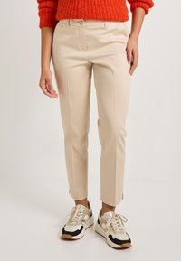 Non sélectionné, beige