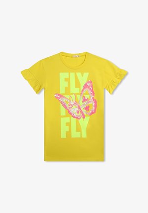 Camiseta de algodón amarilla con mangas con volantes, con un gráfico de mariposa de glitter rosa y el texto "FLY" en letras verdes en negrita.