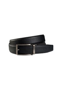 Cintura in pelle nera con fibbia metallica rettangolare argentata arrotolata su uno sfondo bianco.