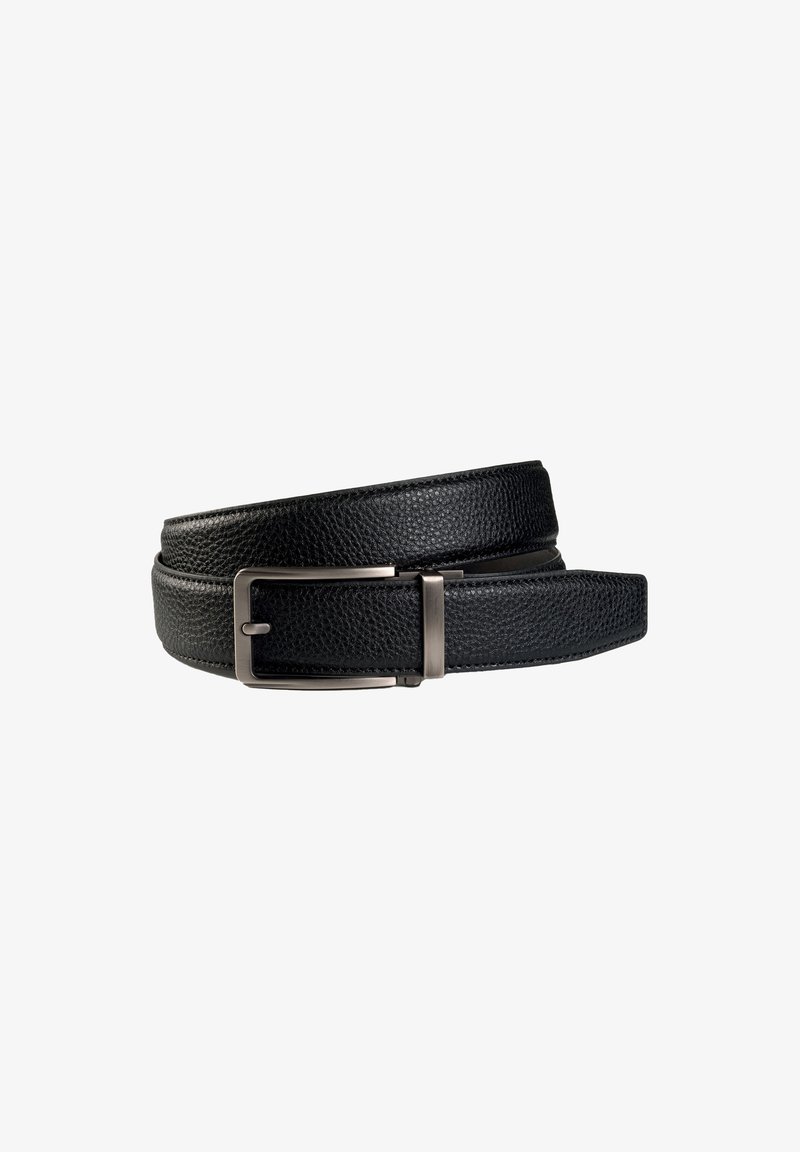 Zwarte leren riem met een zilveren rechthoekige metalen gesp, gewikkeld op een witte achtergrond.
