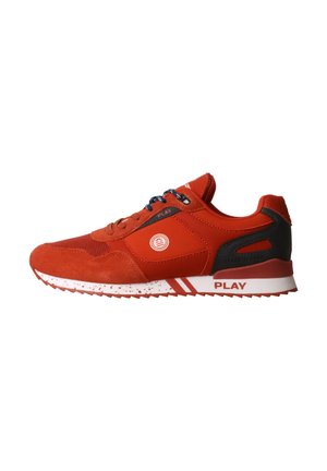Scarpa sportiva rossa e nera con suola bianca macchiata e scritta "PLAY" sul tallone, mostrata di lato su sfondo bianco.