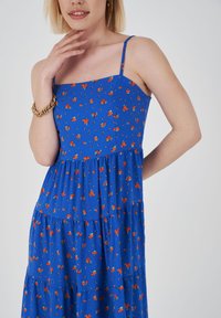 Herita FLORAL PATTERNED - Freizeitkleid - blue