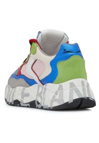 Sneaker colorato con una suola spessa e testurizzata. Presenta pannelli verdi, blu, rossi e rosa. Accenti in pelle bianca e testo audace sulla suola.