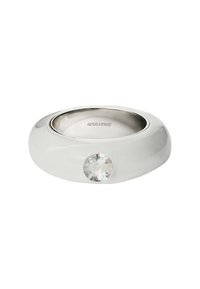 Anillo de cerámica blanca con un acabado brillante y un gran acento de piedra preciosa clara. Interior de plata con "aristocrazy" grabado. Diseño redondeado y suave.