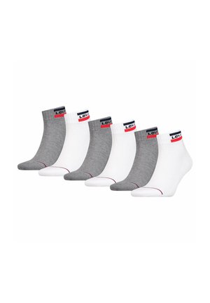 Le set de chaussettes anklets Levi's comprend trois paires grises et trois paires blanches, chacune avec un poignet côtelé et un accent rouge sur la semelle et le logo.