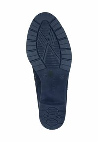Suela de zapato de goma negra con un diseño texturizado y patrón que incluye surcos y estrías para mejorar la tracción. Incluye marcados de la marca y la talla.