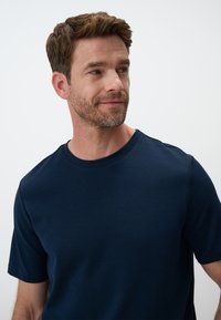 T-shirt navy blu corto con maniche a girocollo realizzato in morbido tessuto misto cotone, con dettagli sottili sulle spalle. Finitura liscia e con texture.