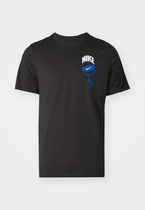 Schwarzes Baumwoll-T-Shirt mit blauem Nike-Logo und einer Grafik von einer Hand, die einen Basketball hält. Klassischer Rundhalsausschnitt und kurze Ärmel.