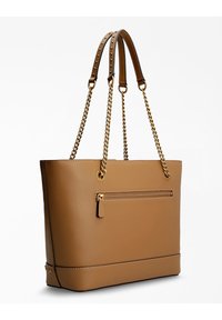 Borsa tote in pelle marrone con manici a catena dorata, tasca zippata frontale e dettagli in borchie sulle cinghie in pelle.