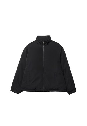 Schwarze Steppjacke mit hochstehendem Kragen und zwei Fronttaschen, auf einem weißen Hintergrund präsentiert.