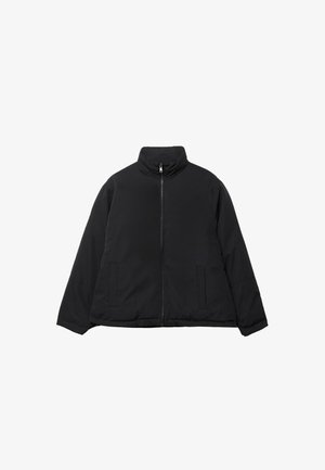 Sort zip-up puffer jakke med høj krave og to forlommer, præsenteret på en hvid baggrund.