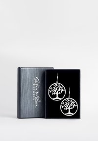 Orecchini in argento a forma di albero della vita con un intricato design a intaglio, esposti in una scatola regalo rettangolare foderata in velluto nero.