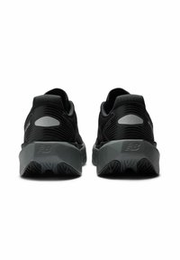 Schwarze Laufschuhe mit einer strukturierten Oberseite, einer kontrastierenden grauen Zwischensohle und einer Gummisohle mit geometrischem Profil.