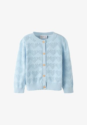 Hele sinine beebilt kootud kardigan südamekujuliste augumustrite ja puidust nööpidega ees, pikkade varrukatega ja soonikservadega.