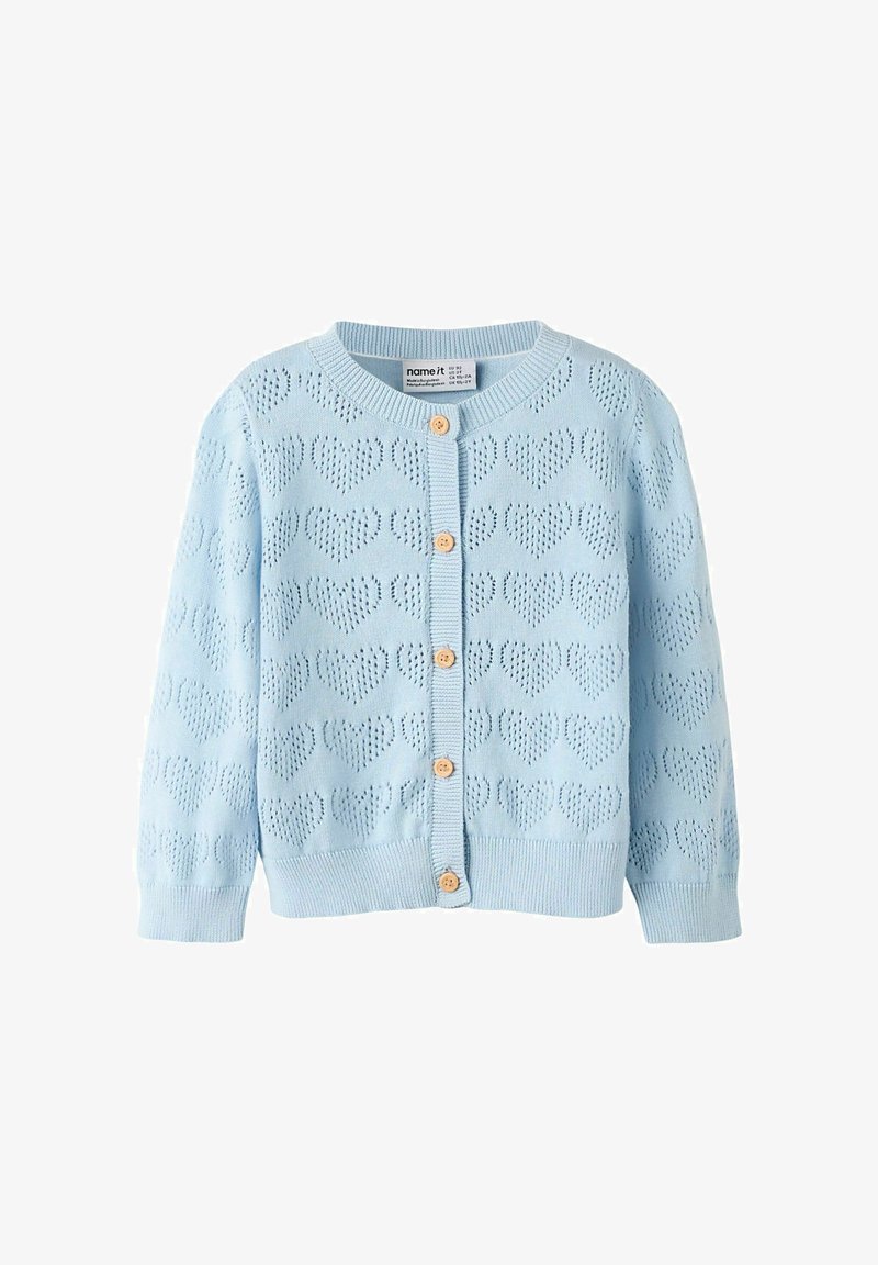 Gilet pour bébé tricoté bleu clair avec un motif de trous en forme de cœur et des boutons en bois sur le devant, manches longues et bords côtelés.