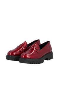 Mocassins en cuir verni rouge avec une semelle noire épaisse, présentant un bout de style mocassin cousu et un design élégant pour le confort et le style.