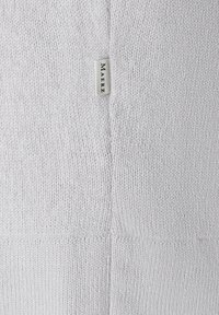 Hellgrauer gestrickter Pullover mit weicher Textur. Verfügt über ein Seitennählabel und klare Linien. Der Stoff scheint atmungsaktiv und bequem zu sein.