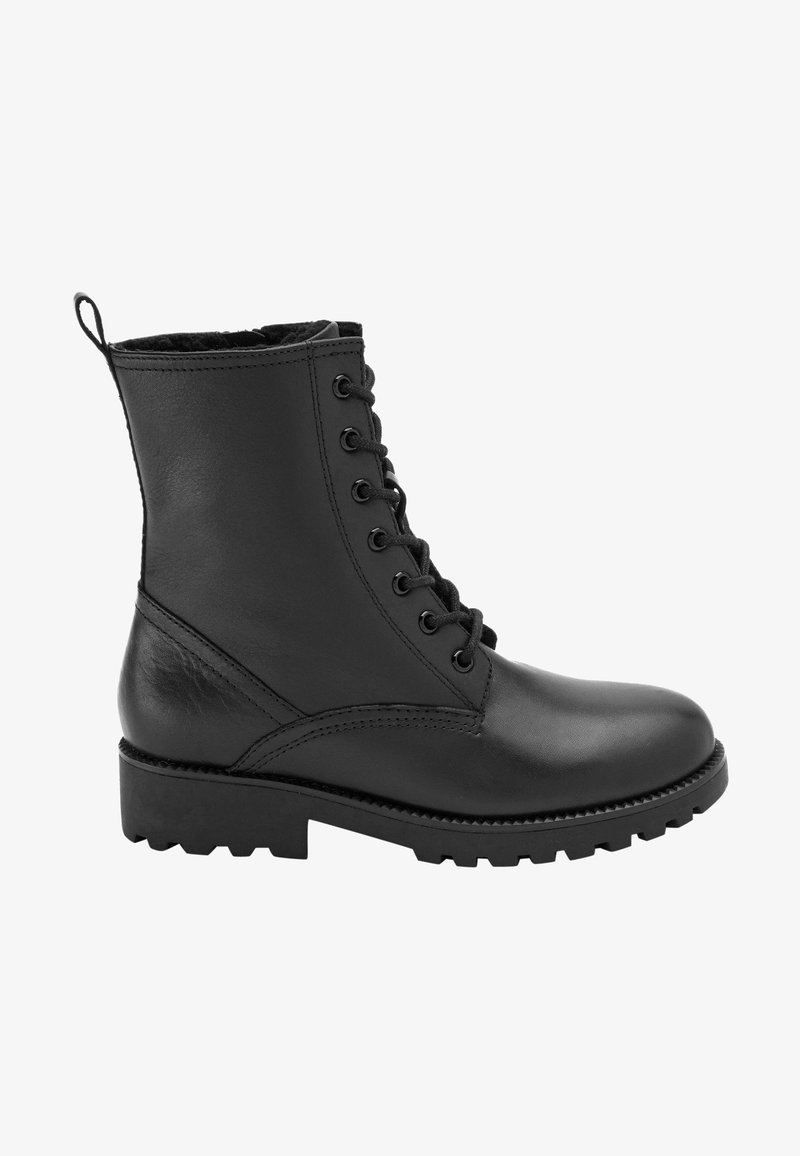 Bottine en cuir noir avec un laçage, bout rond et semelle en caoutchouc texturé avec un motif nervuré pour une meilleure adhérence.