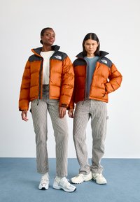 The North Face 1996 RETRO NUPTSE JACKET - Tolldzseki - earthen copper/black