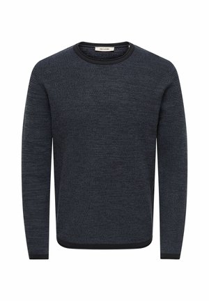 Pull en maille bleu foncé avec bordure noire au col rond, aux poignets et à l’ourlet, manches longues et motif texturé subtil.