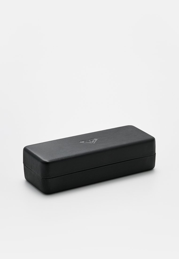 Funda rígida rectangular negra con una textura suave y bordes redondeados, que presenta un sutil logo en relieve en la superficie superior.