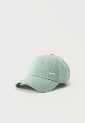 Lichtgroene Nike baseballpet met gebogen klep en wit geborduurd logo op het voorpaneel, getoond op een effen witte achtergrond.