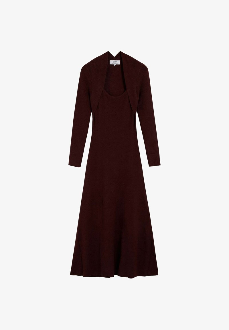 Vestido burdeos de manga larga con corpiño ajustado y falda acampanada. Hecho de tela texturizada, con diseño de cárdigan corto abierto.