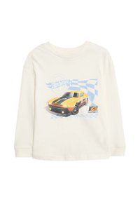 T-shirt a maniche lunghe color crema con una grafica di una macchina da corsa gialla con strisce nere e bandiere a scacchi blu sullo sfondo.