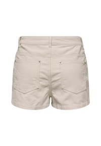 Shorts en velours côtelé beige avec une taille ajustée, deux poches arrière à rabat et des détails de couture. Le tissu a une texture côtelée subtile.