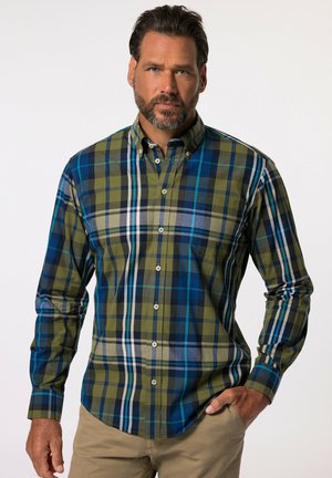 Camisa abotonada en cuadro verde y azul. Presenta mangas largas, un cuello extendido y un dobladillo curvado. La tela es una mezcla de algodón texturizado.