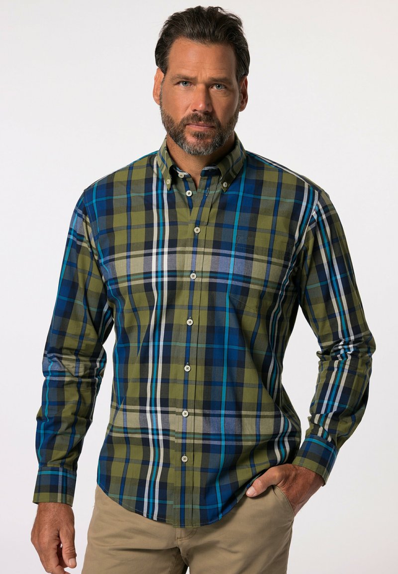 Camisa abotonada en cuadro verde y azul. Presenta mangas largas, un cuello extendido y un dobladillo curvado. La tela es una mezcla de algodón texturizado.
