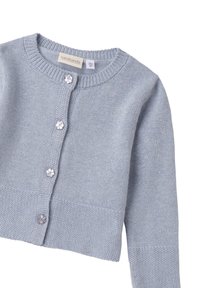 Jasnoniebieski, dziergany kardigan dla niemowląt z długimi rękawami i przyciskami w kształcie kwiatu z przodu.
